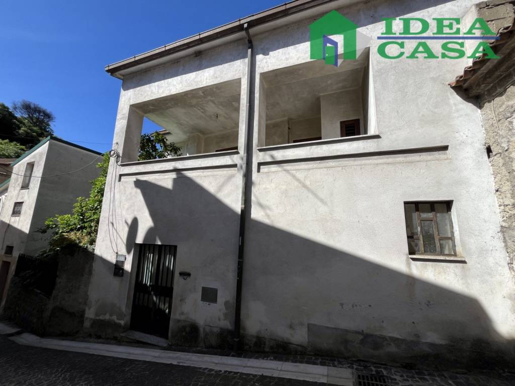 casa indipendente in vendita a Castel di Sasso