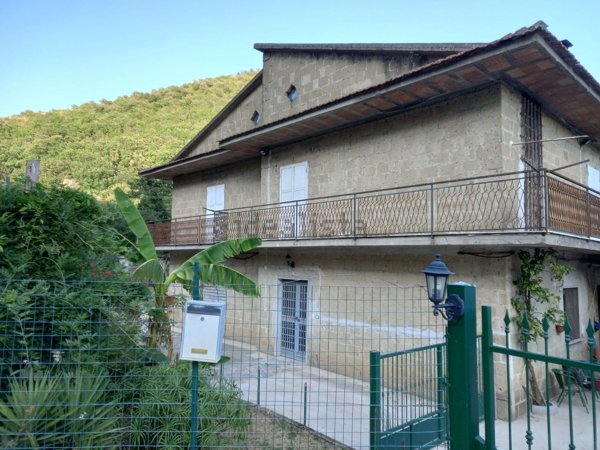 casa indipendente in vendita a Castel di Sasso