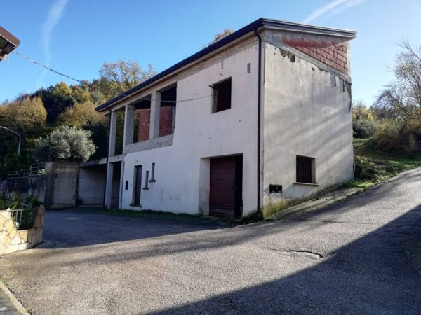 casa indipendente in vendita a Castel di Sasso