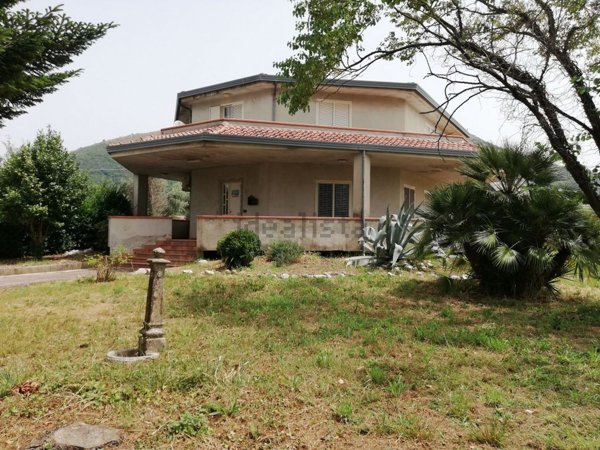 casa indipendente in vendita a Castel di Sasso