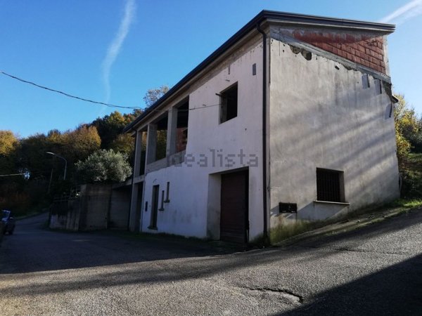 casa indipendente in vendita a Castel di Sasso