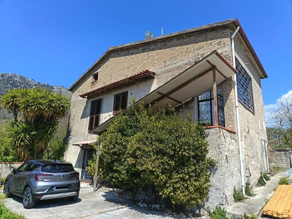 casa indipendente in vendita a Castel di Sasso