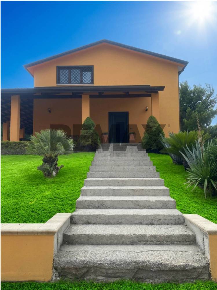 casa indipendente in vendita a Castel di Sasso