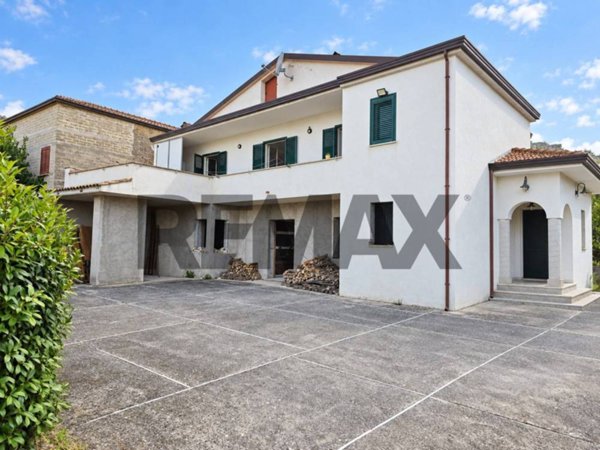casa indipendente in vendita a Castel di Sasso