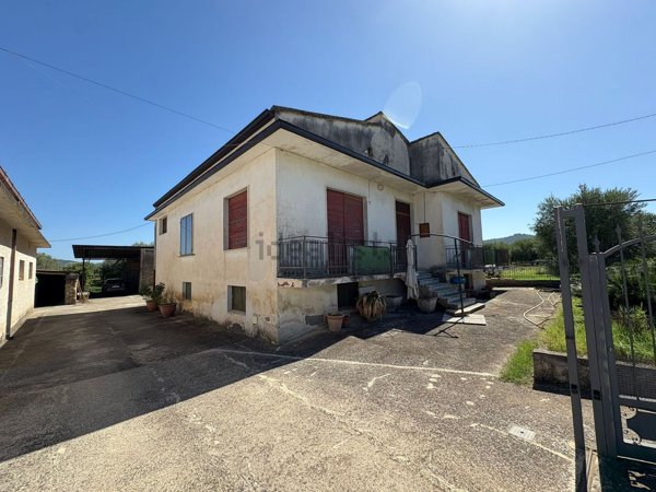 casa indipendente in vendita a Castel di Sasso