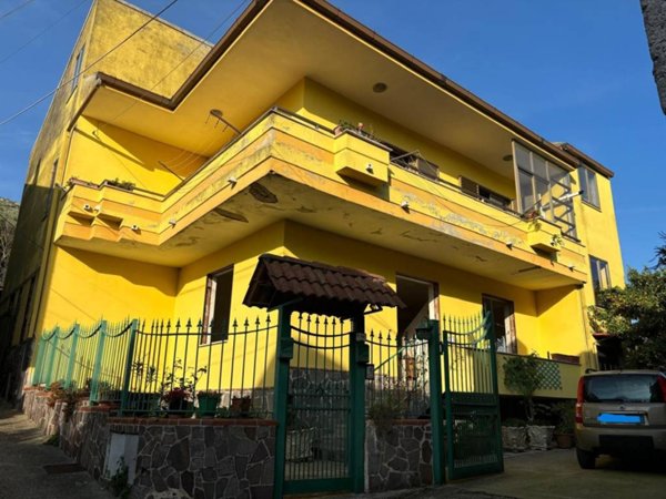 casa indipendente in vendita a Castel Morrone in zona Annunziata