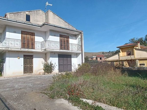 villa in vendita a Castel Morrone in zona Annunziata