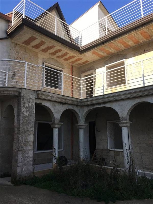 pentavano in vendita a Castel Morrone in zona Torone