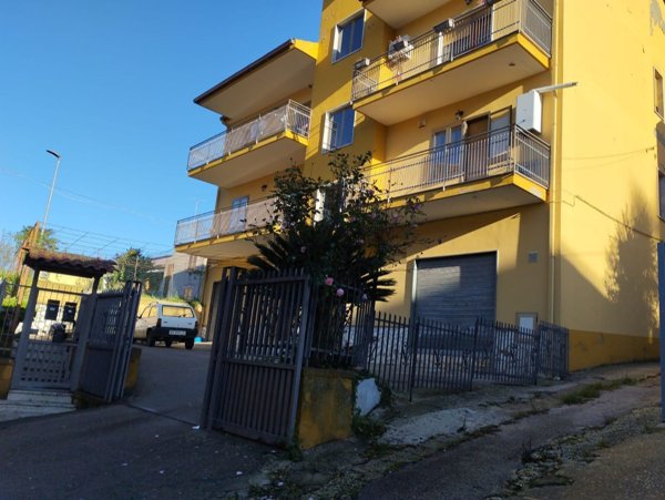 locale commerciale in vendita a Castel Morrone