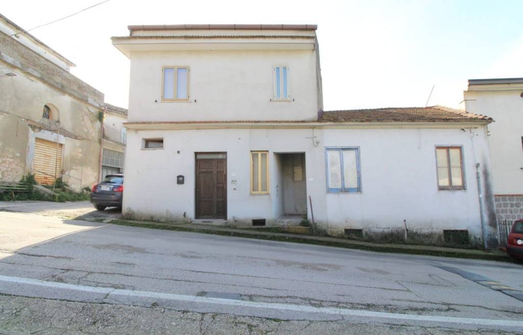 casa indipendente in vendita a Castel Morrone