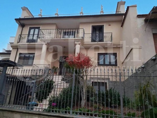casa indipendente in vendita a Castel Morrone in zona Torone