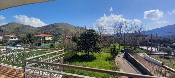 casa indipendente in vendita a Castel Morrone