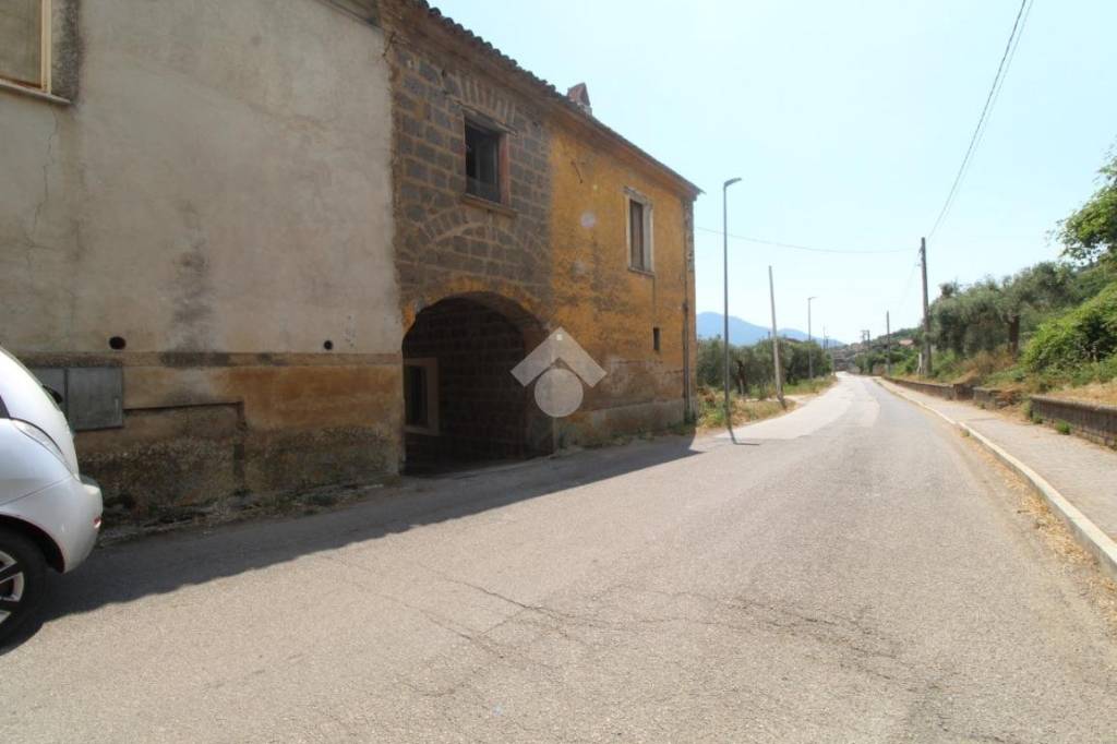 appartamento in vendita a Castel Morrone in zona Largisi