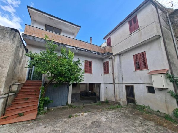 appartamento in vendita a Castel Morrone in zona Torone