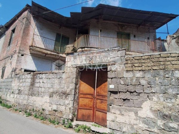 casa indipendente in vendita a Castel Morrone in zona Torone