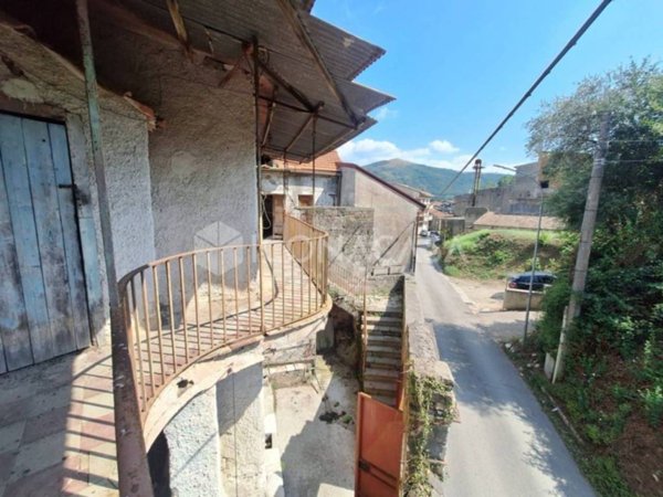 casa indipendente in vendita a Castel Morrone in zona Torone