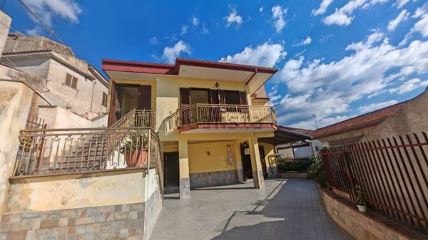 casa indipendente in vendita a Castel Morrone in zona Torone