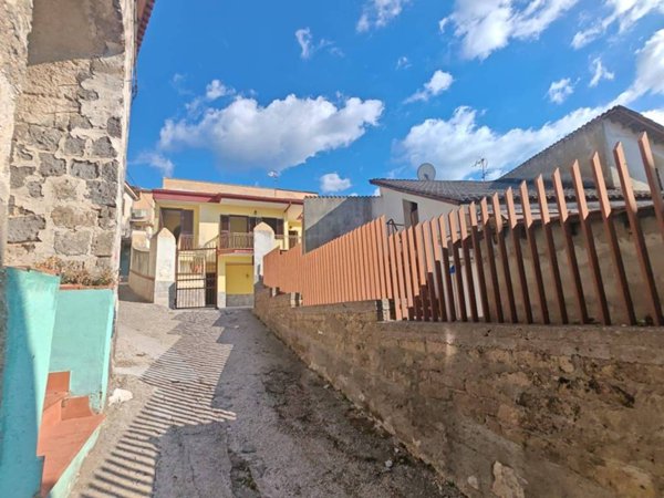 casa indipendente in vendita a Castel Morrone in zona Annunziata