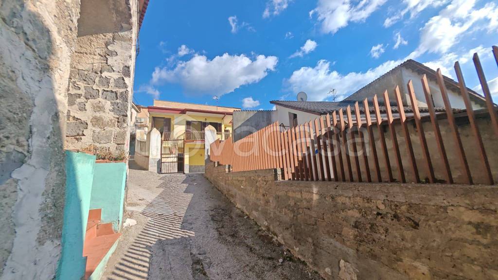 casa indipendente in vendita a Castel Morrone in zona Torone