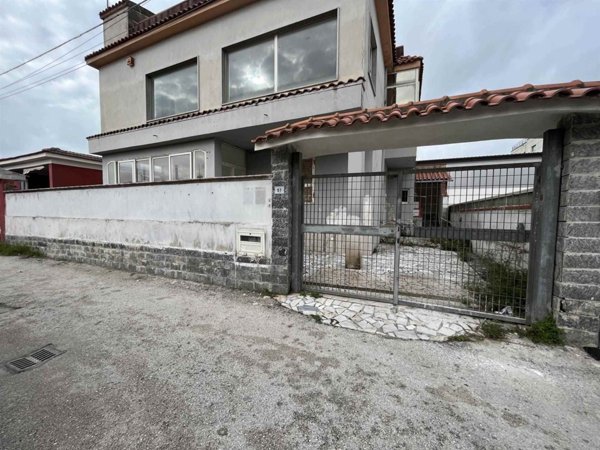 casa indipendente in vendita a Castel Volturno in zona Scatozza