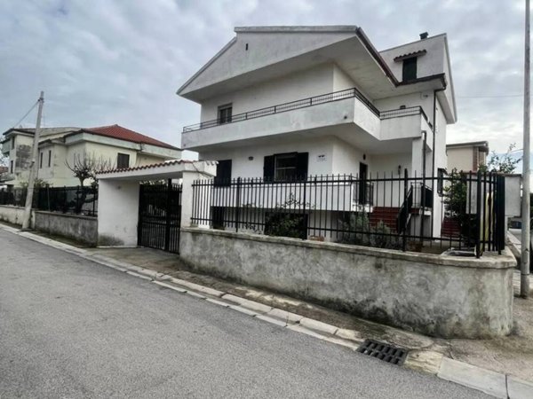 casa indipendente in vendita a Castel Volturno
