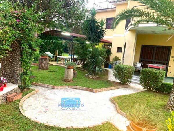 casa indipendente in vendita a Castel Volturno in zona Pineta Grande