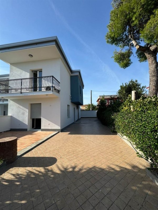 casa indipendente in vendita a Castel Volturno