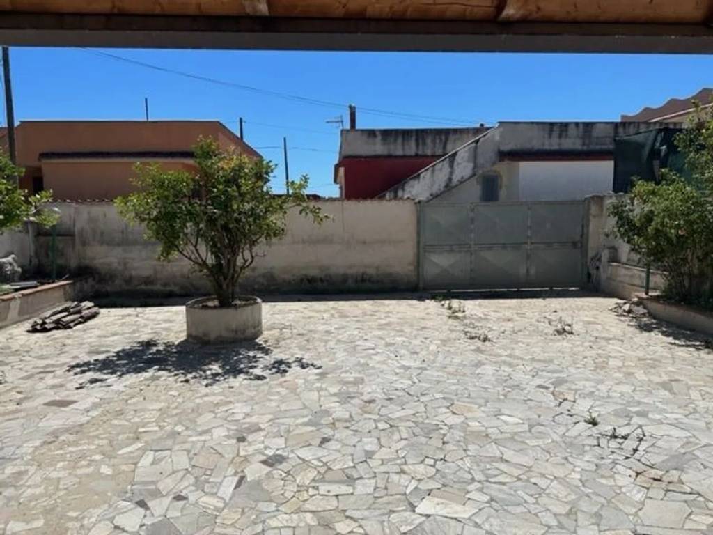 intera palazzina in vendita a Castel Volturno