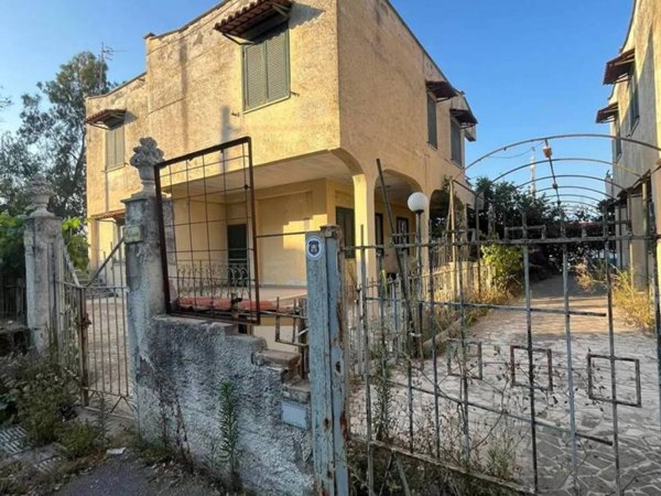 casa indipendente in vendita a Castel Volturno