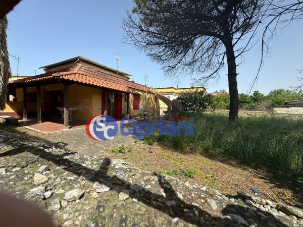 casa indipendente in vendita a Castel Volturno