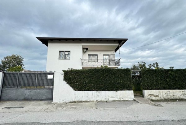 casa indipendente in vendita a Castel Volturno