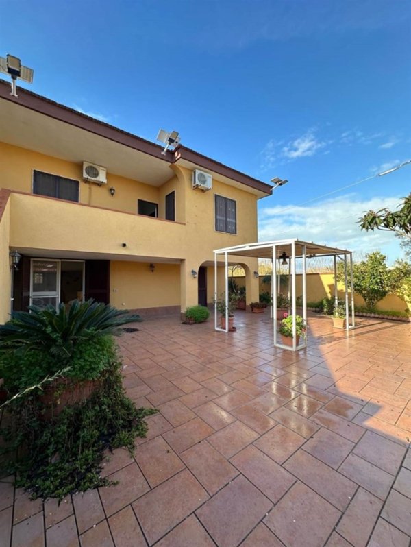 casa indipendente in vendita a Castel Volturno in zona Pineta Grande
