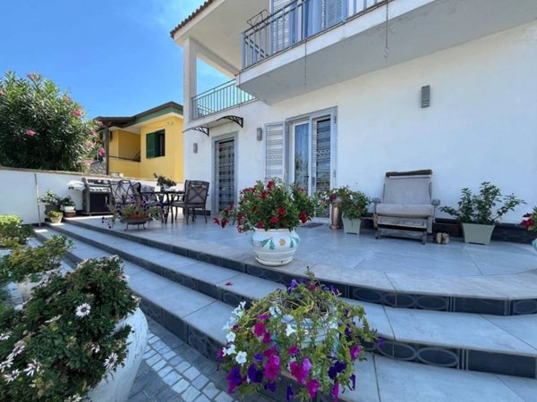 casa indipendente in vendita a Castel Volturno