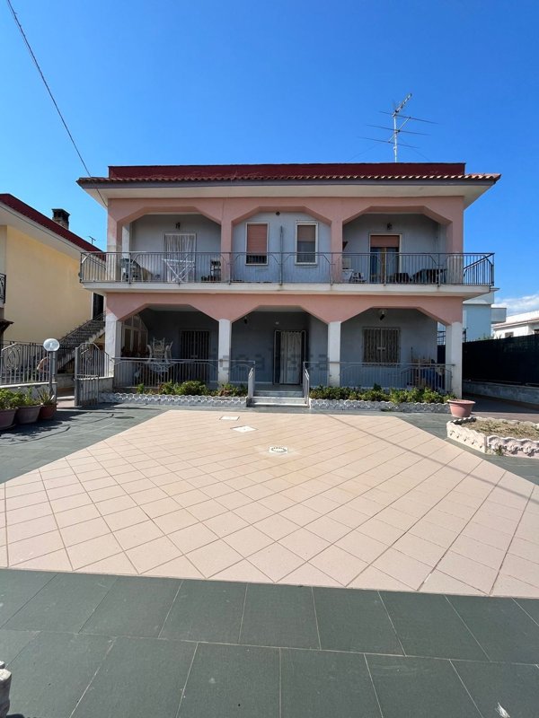 casa indipendente in vendita a Castel Volturno in zona Pineta Grande