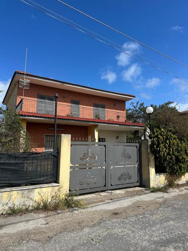 casa indipendente in vendita a Castel Volturno