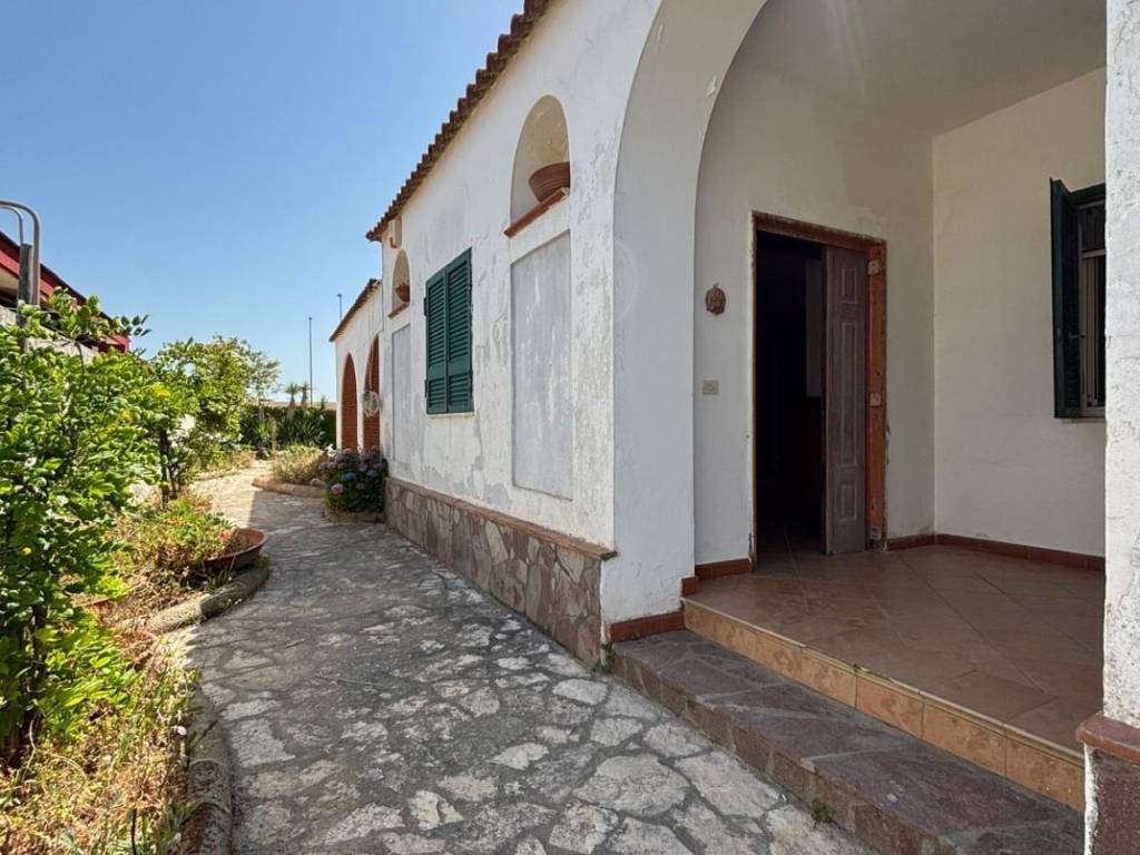 casa indipendente in vendita a Castel Volturno