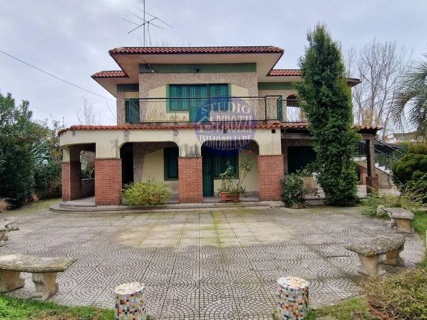 intera palazzina in vendita a Castel Volturno in zona Pineta Grande