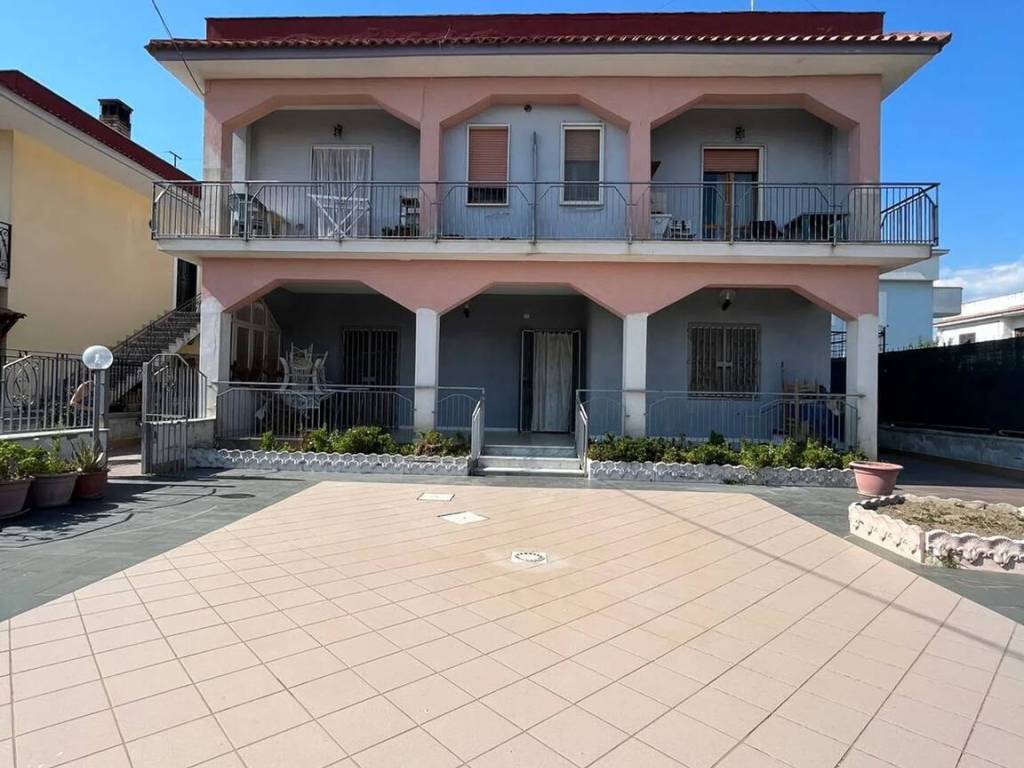casa indipendente in vendita a Castel Volturno