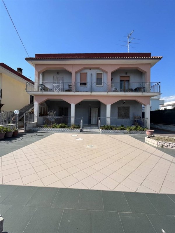 casa indipendente in vendita a Castel Volturno