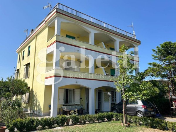 intera palazzina in vendita a Castel Volturno