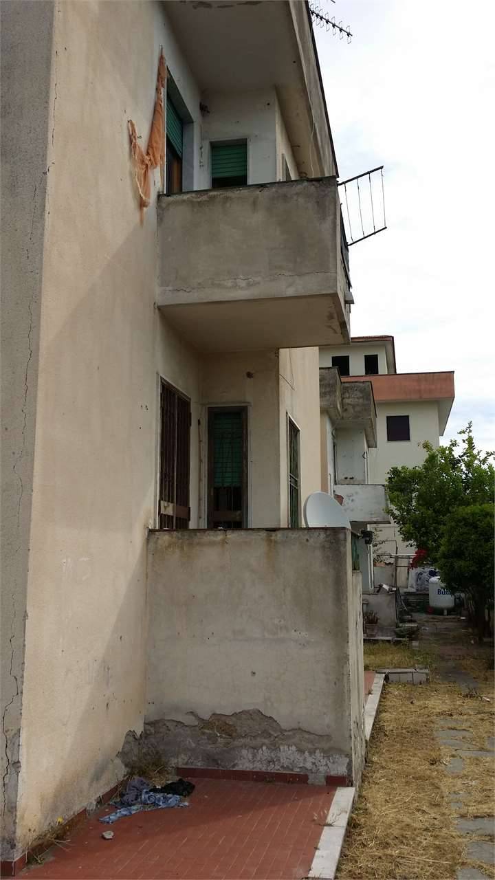 intera palazzina in vendita a Castel Volturno in zona Pineta Grande