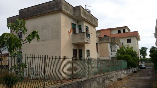 intera palazzina in vendita a Castel Volturno in zona Pineta Grande