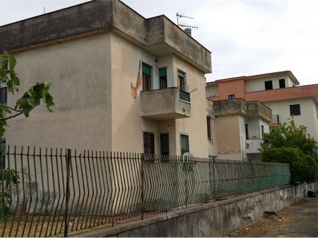 intera palazzina in vendita a Castel Volturno in zona Pineta Grande