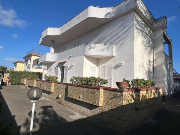 casa indipendente in vendita a Castel Volturno