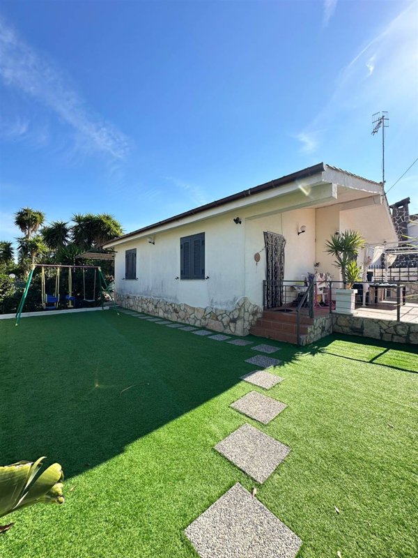 casa indipendente in vendita a Castel Volturno in zona Pineta Grande