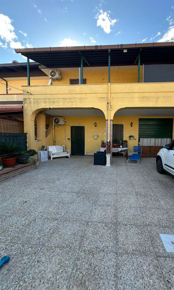 casa indipendente in vendita a Castel Volturno in zona Scatozza