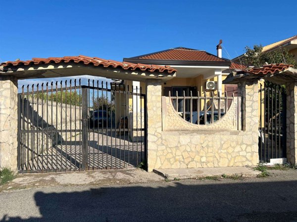 casa indipendente in vendita a Castel Volturno in zona Scatozza
