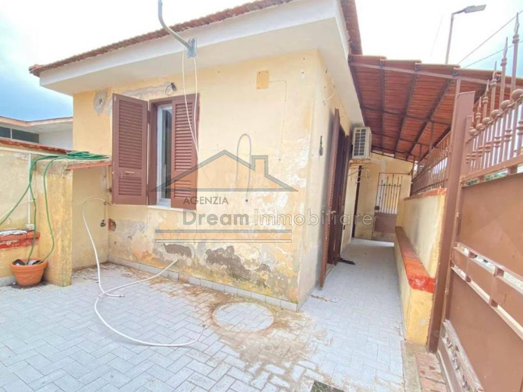 casa indipendente in vendita a Castel Volturno in zona Ischitella