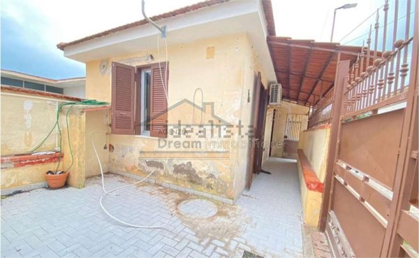 casa indipendente in vendita a Castel Volturno in zona Ischitella