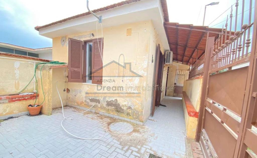 casa indipendente in vendita a Castel Volturno in zona Ischitella